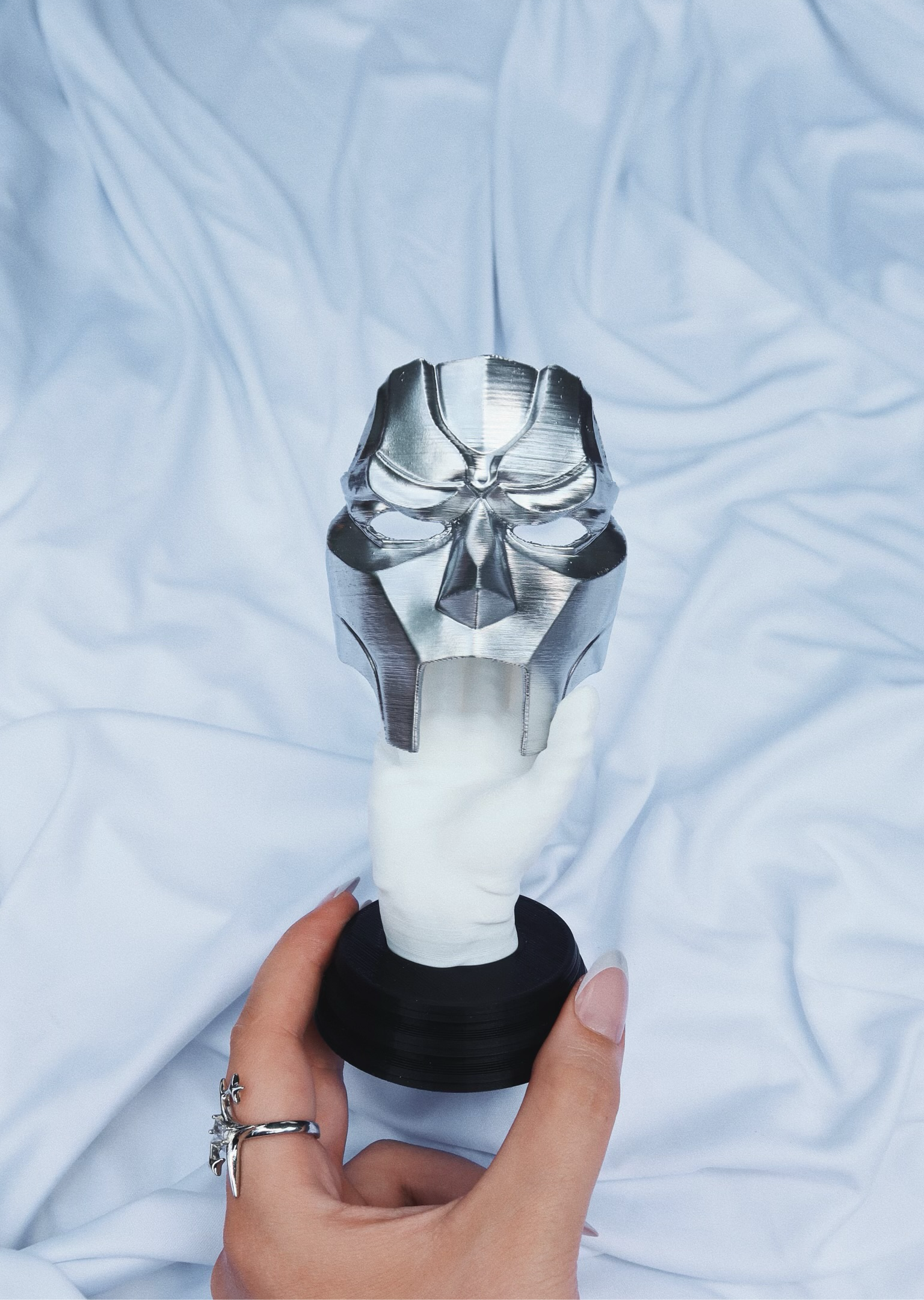 LEG 2 MASK TRIBUTE STATUE